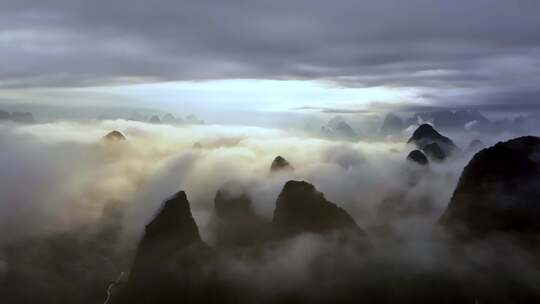 早晨时分桂林漓江山脉峡谷大气日出云海
