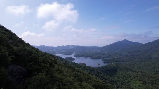 晴天深圳山水风光航拍上升镜头三洲田水库