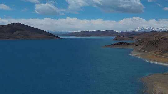 4k航拍西藏羊湖蓝天白云