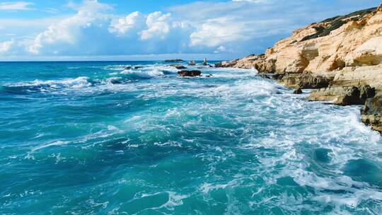 海边海浪浪花飞溅海浪拍打礁石