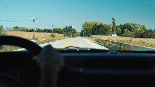 在乡村的公路上开车