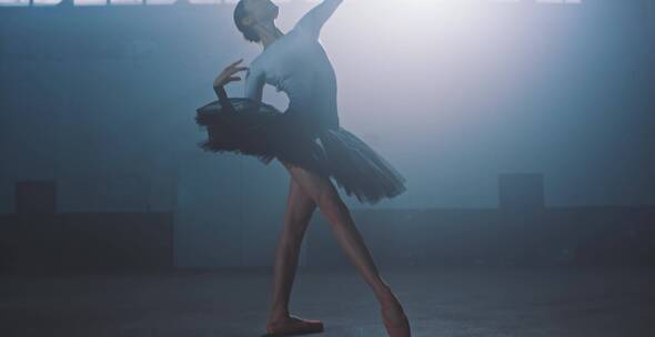 芭蕾舞演员脚尖着地舞动身体
