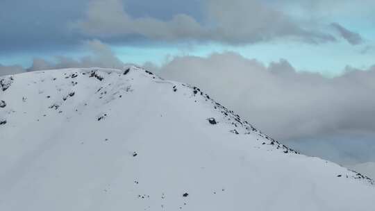 航拍西藏林芝冬季雪山风光