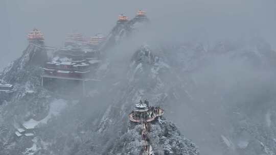 3倍航拍老君山主峰道观群翻山雪云海