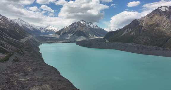 航拍新西兰库克山国家公园碧蓝湖面