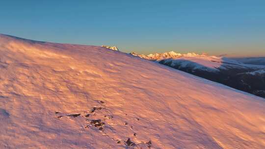 航拍雪山日照金山