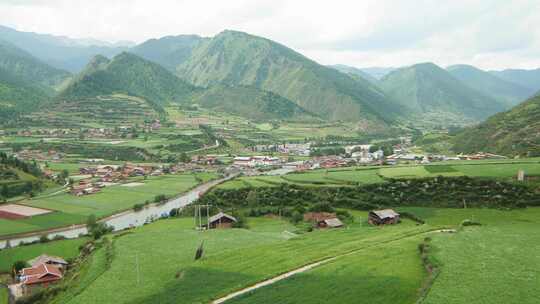 高原村庄田园森林风景