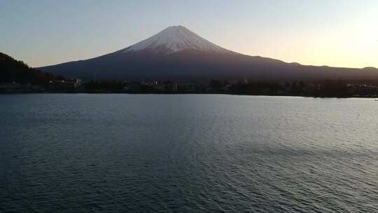 湖边富士山的镜头