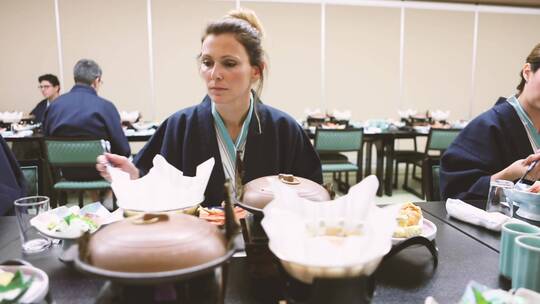 女人在吃传统的日本食品