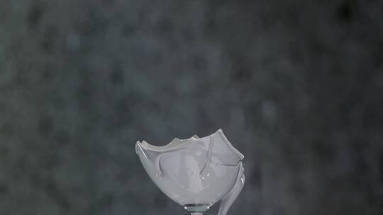 高速实拍被打碎的玻璃杯和溅起的液体