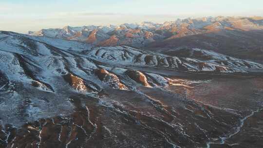 青海海南拉脊山山谷雪山航拍视频