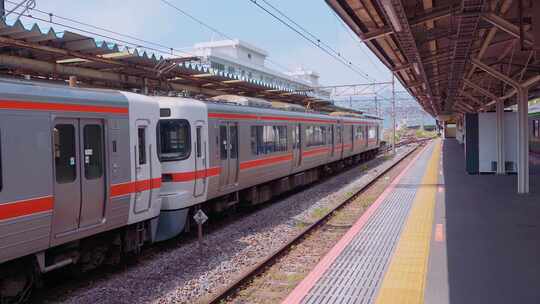 列车停靠在车站月台