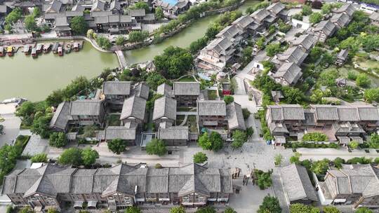 俯瞰古建筑群湖泊桥梁景区横移2