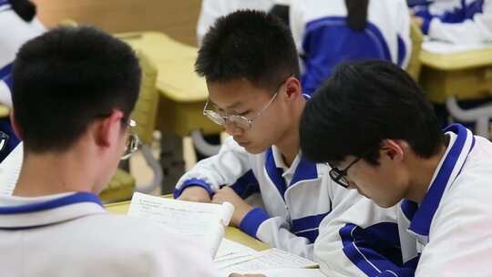 学生教室共同学习场景