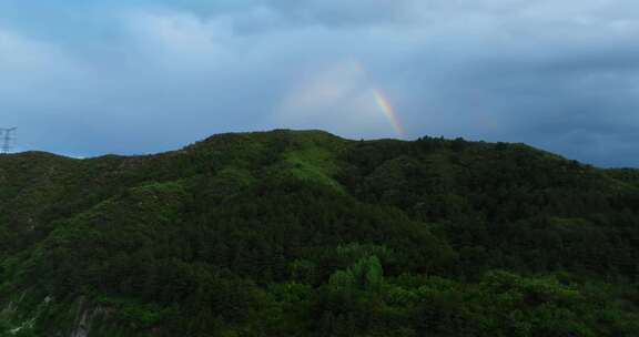 航拍山川之中的雨后彩虹