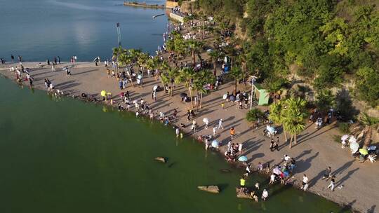 海边沙滩旅游的游客