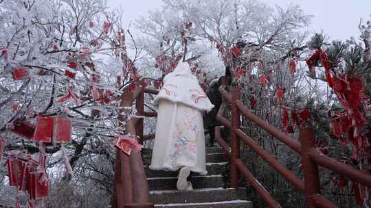 大雪中景区旅游的汉服游客