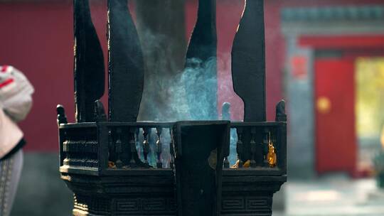 4K实拍北京深秋红螺寺燃烧的香炉和金黄秋叶