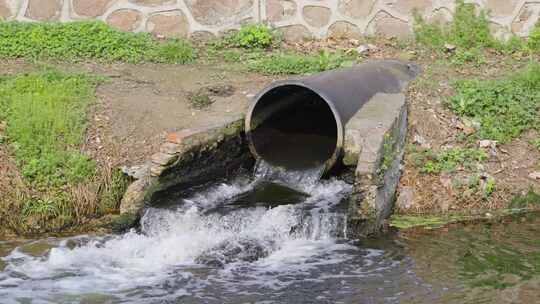 排水管里排出的污水