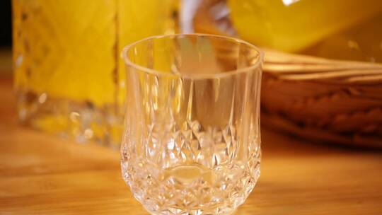 透明玻璃瓶装黄色果汁 (7)
