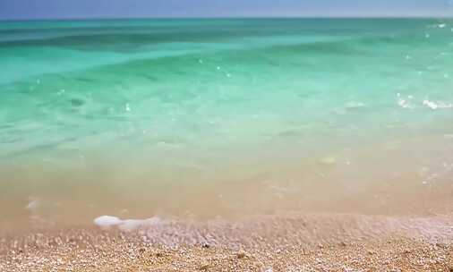 海浪拍打沙滩的美丽海景