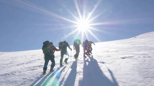 一群登山者在雪山山顶上行走