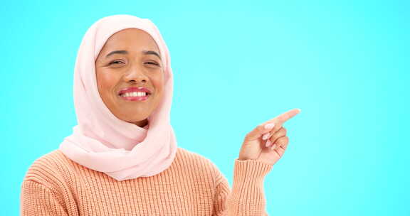 穆斯林妇女，快乐和肖像指着空间进行模型、