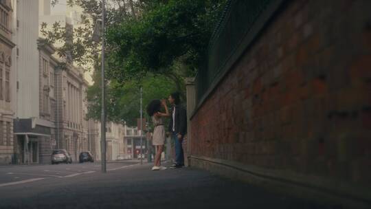 街边聊天和散步的情侣视频素材模板下载
