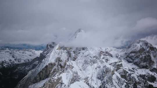 航拍雪山山峰云雾