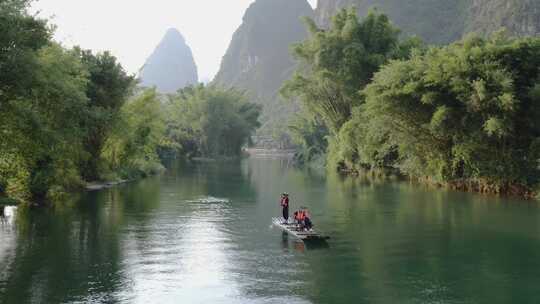 桂林遇龙河山水间的河流及江上竹筏