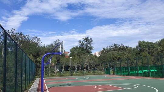 清晨公园里的篮球场