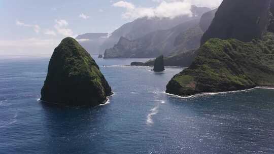 航拍蓝色大海岛屿