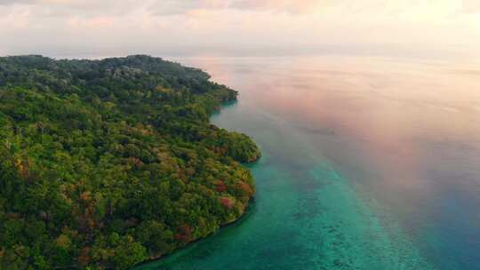 空中：飞越热带岛屿白色沙滩班达群岛印度尼西亚