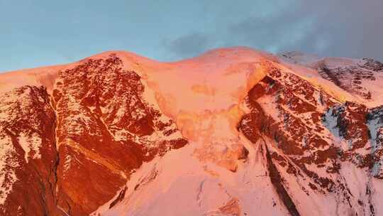 航拍川西横断山脉勒多曼因雪山日照金山风光