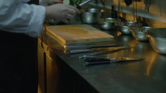 厨师拿起刀具打磨视频素材模板下载