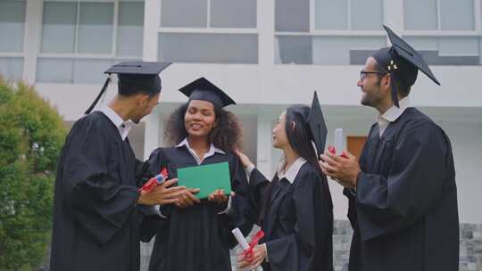 一群不同的学生在校外庆祝大学成就。