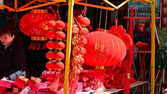 摊位上售卖的春节红灯笼