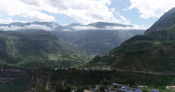 贵州山区景色航拍 山间小镇村落凉山