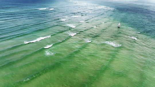 海浪向前流动