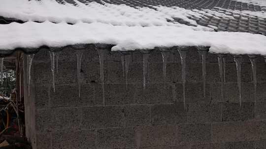 寒潮冬天下雪的村庄田野