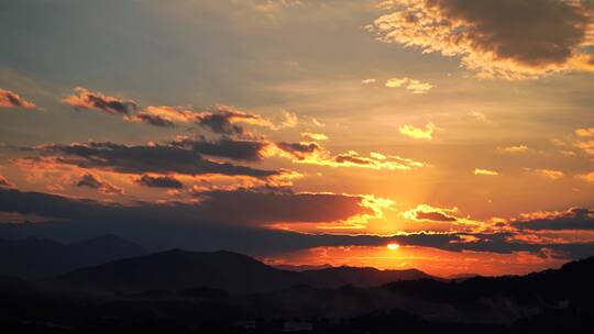 山日出延时早上天空阳光云朵山峰太阳升起来