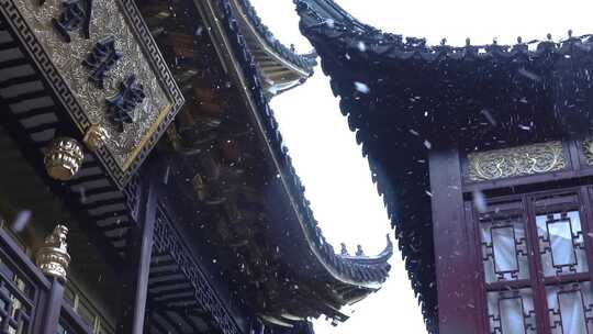 仿古建筑漫天飞雪新年灯笼装饰摇游客