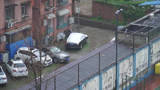 雨中楼房小区停车场下雨视频素材模板下载