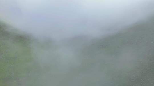 航拍云雾缭绕的川西巴朗山垭口高山草甸风光视频素材模板下载