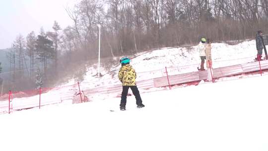 冬季雪上运动 滑雪场小朋友滑雪 雪道视频素材模板下载
