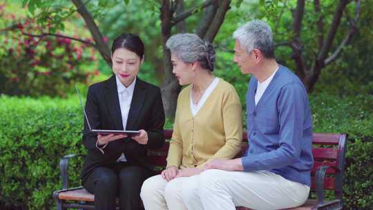 微笑服务 为老人讲解