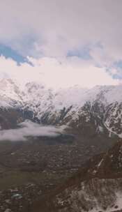 在山峰上远眺被白雪覆盖的阿尔卑斯山脉