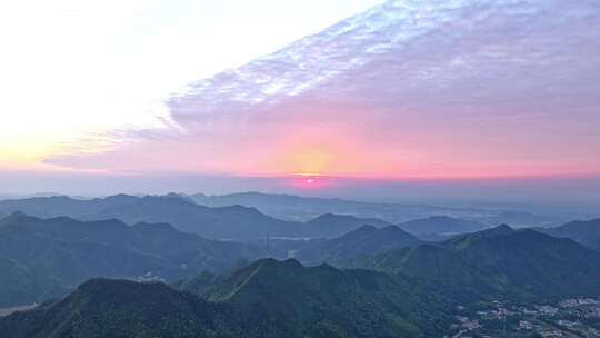 山峦间的日落美景