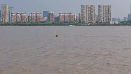 钱塘江潮水过后的江面景观