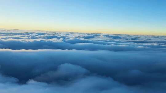 高空俯瞰壮观云海景象